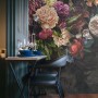 Dunkle Rankenblüten und Pfingstrosen-Fototapete